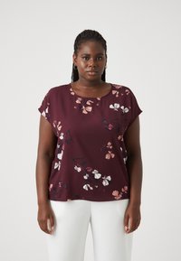 Vero Moda Curve VMNEWHALLIE NEW - Print T-shirt - winetasting
