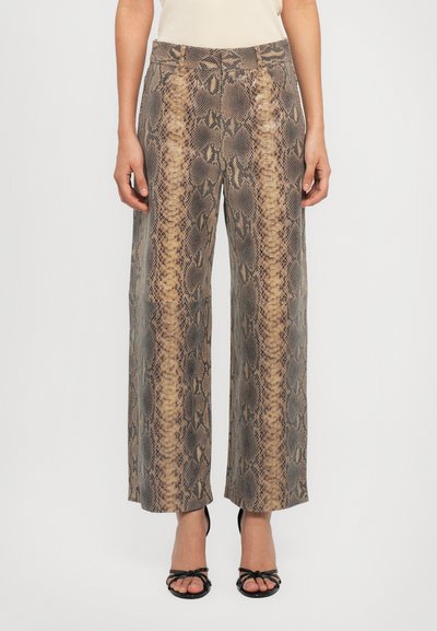 Pantaloni ample realizzati in tessuto leggero con un motivo a stampa serpente beige e marrone. I pantaloni hanno un alto vita e una texture morbida.