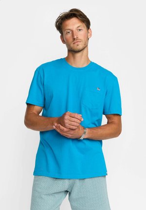Felblau katoenen T-shirt met een ronde hals en korte mouwen, voorzien van een zak op de linkerborst met een klein geborduurd logo.
