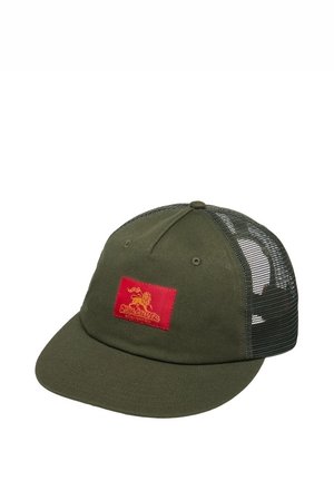 Oliwkowa czapka trucker z siateczkowym tyłem i czerwonym łatą z żółtym lwem oraz tekstem "Quiksilver" na przednim panelu.