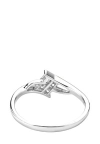 Suds, kas sastāv no slaida gredzena, eleganta slīpa iestatījuma ar caurspīdīgām akmeņiem un gludas pulētas virsmas.