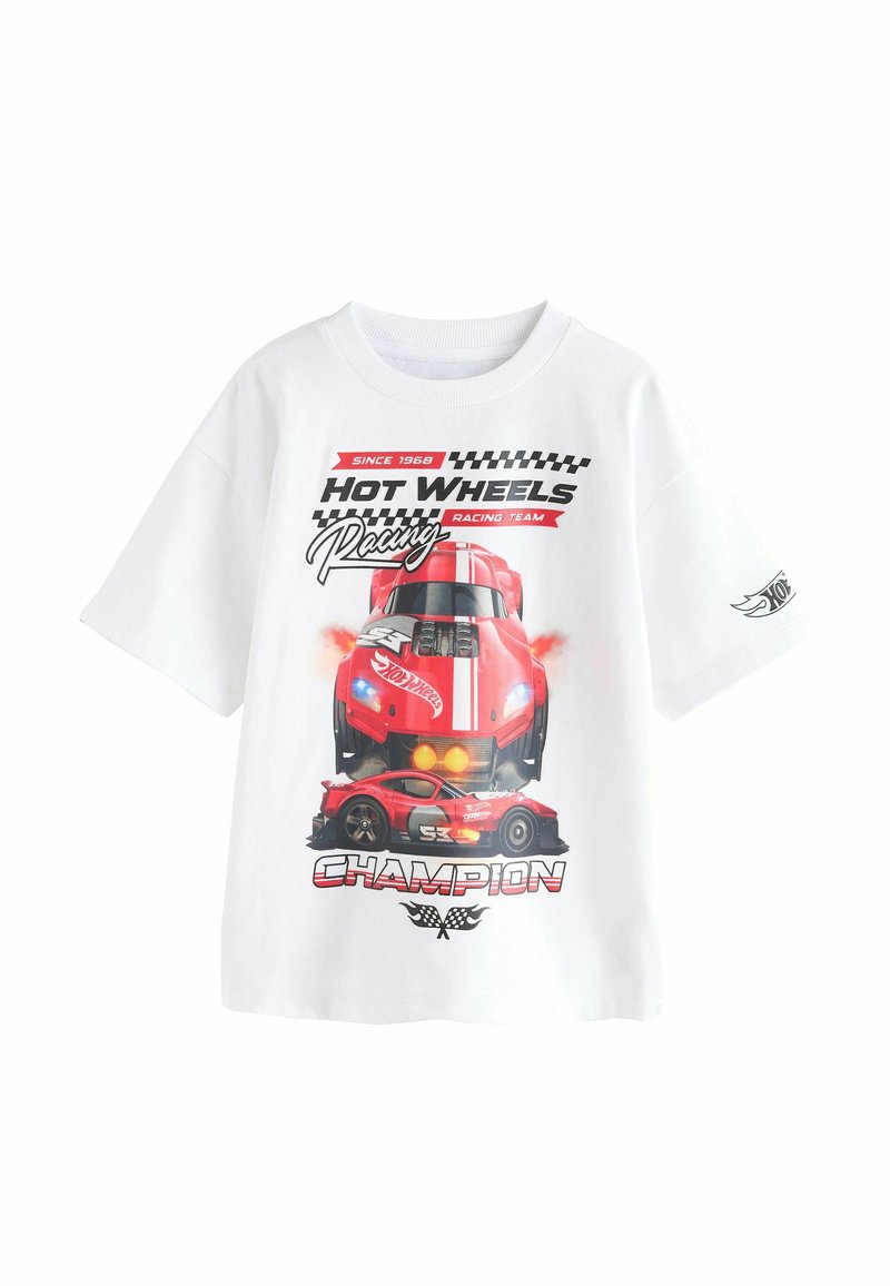 Witte t-shirt met een rode raceauto graphic en de tekst "Hot Wheels Racing Team" en "Champion" in vetgedrukte, zwarte letters.