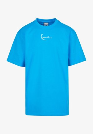 Blå bomulds t-shirt med rund halsudskæring og korte ærmer, med et hvidt signaturlogo på forsiden. Glat tekstur, ingen mønstre.
