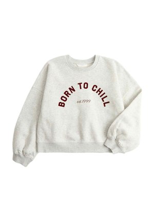 Hellgraues Sweatshirt mit Rundhalsausschnitt und weinrotem Text "BORN TO CHILL" in Bogenform oberhalb von kleinerem "est. 1999" zentriert auf der Vorderseite.