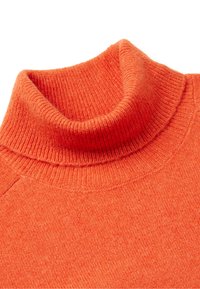 Pomarańczowy sweter z golfem wykonany z materiału o fakturowanym splocie, z wysokim dekoltem i prążkowanymi akcentami na kołnierzu i mankietach.