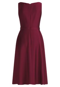 Bordeaux jurk met een getailleerde bovenkant, strapless ontwerp, zijplooien en een tailleband. Ritsopening aan de achterkant, gladde stoftextuur.