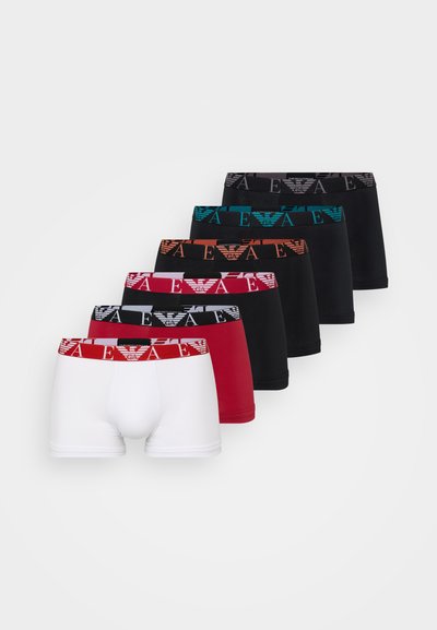 Sett med seks boxershorts i forskjellige farger: hvit, rød, sort, med elastiske midjebånd som har logodetaljer i kontrastfarger.