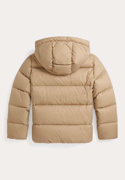 Beige pufferjakke med horisontal quiltet mønster, hette og en glatt, shiny tekstur. Har en avslappet passform og lange ermer.