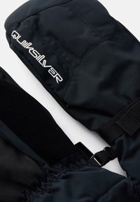 Černé lyžařské rukavice s polstrovaným vnějším povrchem, s logem Quiksilver, nastavitelným páskem a texturovanou vnitřní podšívkou pro lepší úchop.