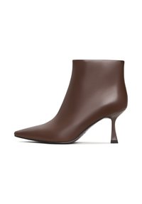 Bruine leren enkelboot met een pointed toe en een dunne, schuin aflopende stilettohak. Gladde textuur en minimalistisch ontwerp.
