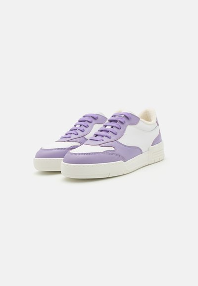 Lila och vita sneakers med en slät läderöverdel, rund tå och texturerad gummisula med sex hål för snörning och vadderad krage.