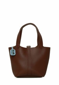 Borsa a tote in pelle marrone, con una finitura strutturata, due manici corti, dettagli di cucitura verticale e un'etichetta blu con la scritta "bag mori."