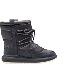 Černá zateplená outdoorová bota s polstrovaným svrškem, texturovanou tkaninou a vzorovanými tkaničkami. Disponuje tlustou podešví s texturovaným gumovým dezénem.