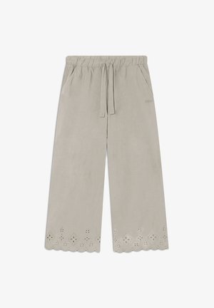 Pantalones de pierna ancha gris claro con cintura elástica y cordón. Presentan un dobladillo con forma de ola y recortes decorativos de ojal en la parte inferior.