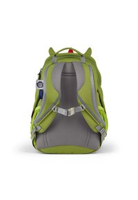 Zaino con un esterno verde brillante, spallacci imbottiti grigi e materiale in rete. Include una cinghia toracica regolabile e un manico superiore.