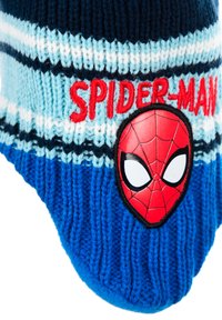 Dziana czapka w kolorze niebieskim i granatowym, z poziomymi paskami i haftowanym logo Spider-Mana w kolorze czerwonym. Miękka tekstura, rozciągliwy krój.