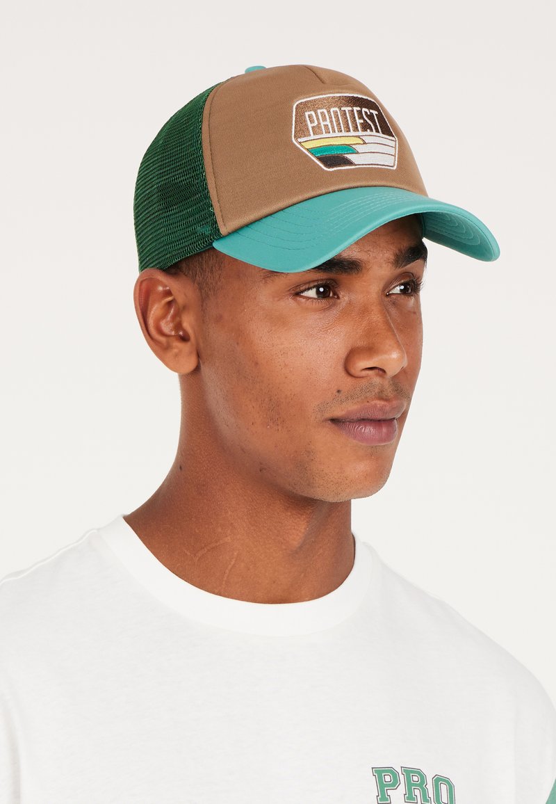 Bruine en teal trucker cap met een logo patch aan de voorkant, een mesh achterkant en een gebogen vizier. Het materiaal lijkt lichtgewicht met een gestructureerde pasvorm.