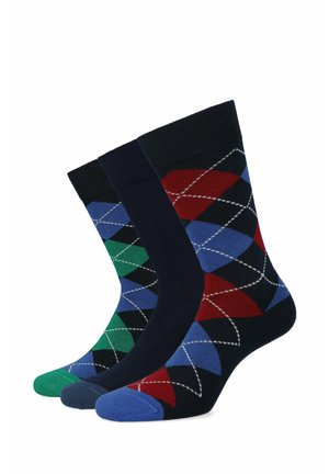 Zestaw trzech skarpetek z wzorem argyle w granatowym, zielonym i niebieskim kolorze z kontrastującymi noskami. Wykonane z miękkiego, elastycznego materiału.