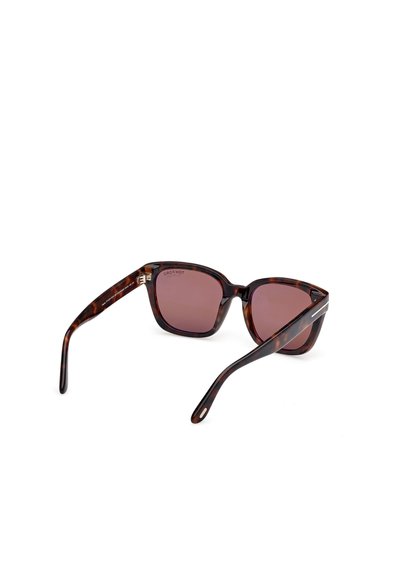  Schildpad zonnebril met rechthoekige lenzen, donkerbruine montuur en roze getinte lenzen. Bevat dunne metalen accenten op de armen.