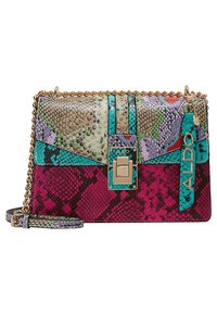 Borsa colorata con stampa serpente in tonalità di viola, turchese e rosa. Dotata di tracolla a catena dorata e chiusura a scatto.