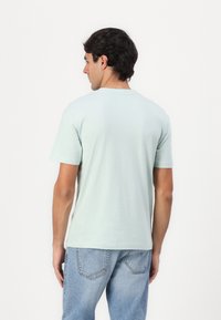 Mintgrøn kortærmet t-shirt med rund hals, lavet af blødt bomuldsstof. Har en afslappet pasform og et rent, enkelt design.