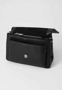 Sac en cuir noir avec finition texturée, comprenant un dessus zippé, une poche avant et un fermoir à pression circulaire. Design compact, construction robuste.