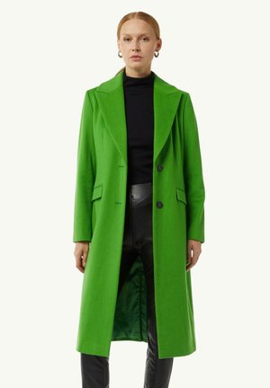 Grüner Wollmantel mit maßgeschneidertem Design, breiten Revers und zwei vorderen Taschen. Verfügt über eine einreihige Knopfleiste und ein gefüttertes Innenfutter.
