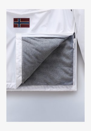 Witte jas met een Noorse vlagpatch; de ritszak onthult een zachte grijze fleecevoering. Glad buitenmateriaal en een strak ontwerp.