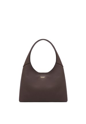 Bolso de mano de cuero marrón con un asa redondeada y un sutil logo dorado de la marca centrado en el frontal.