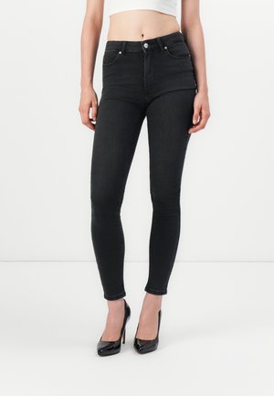 Højtaljet sorte skinny jeans i denimstof med en glat tekstur, der har to forlommer og en knaplukning.