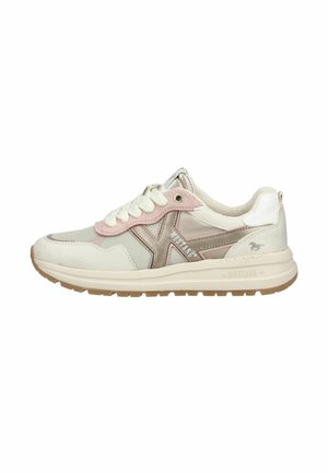 Baskets basses en mesh blanc et rose, avec des empiècements en cuir beige, des lacets blancs et une semelle en gomme, arborant le logo Mustang sur le côté et le talon.