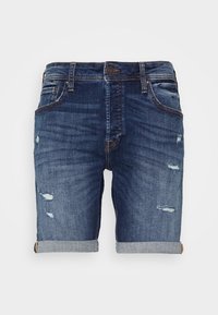 Siniset farkkushortsit käännetyillä hihoilla, napitus, etu- ja kolikoita varten olevat taskut sekä kulutettua ilmettä molemmissa lahkeissa.