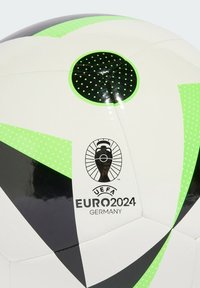 Bílý fotbalový míč s černými a neonově zelenými akcenty, s tečkovaným vzorem a logem UEFA Euro 2024, hladký povrch.
