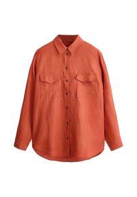 Chemise orange rouille à manches longues, boutonnée avec col pointu et deux poches poitrine à rabats, présentée à plat sur fond blanc.