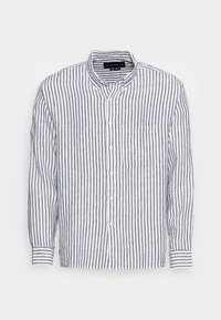 Camicia a righe bianca e blu scuro, con colletto a punta, maniche lunghe e una tasca sul petto. Realizzata in tessuto leggero.