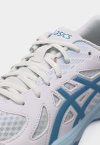 Λευκό και ανοιχτό μπλε παπούτσι για τρέξιμο ASICS με λευκά κορδόνια, πλέγμα στις επιφάνειες και λογότυπο της μάρκας στο πλάι.