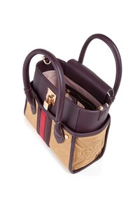 Borsa a due toni in pelle viola e suede beige, con dettagli in oro e scomparti interni. Presenta manici corti e una forma strutturata.
