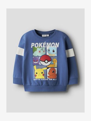 Mėlynas džemperis su spalvinga Pokémon grafika, kurioje vaizduojami personažai ir Poké kamuolys. Rankovėse yra baltos horizontalaus dryžiai.