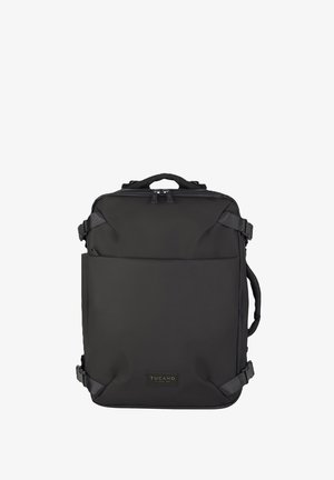 Zaino nero con forma rettangolare, realizzato in tessuto liscio, dotato di una tasca frontale, spallacci regolabili e un manico superiore.
