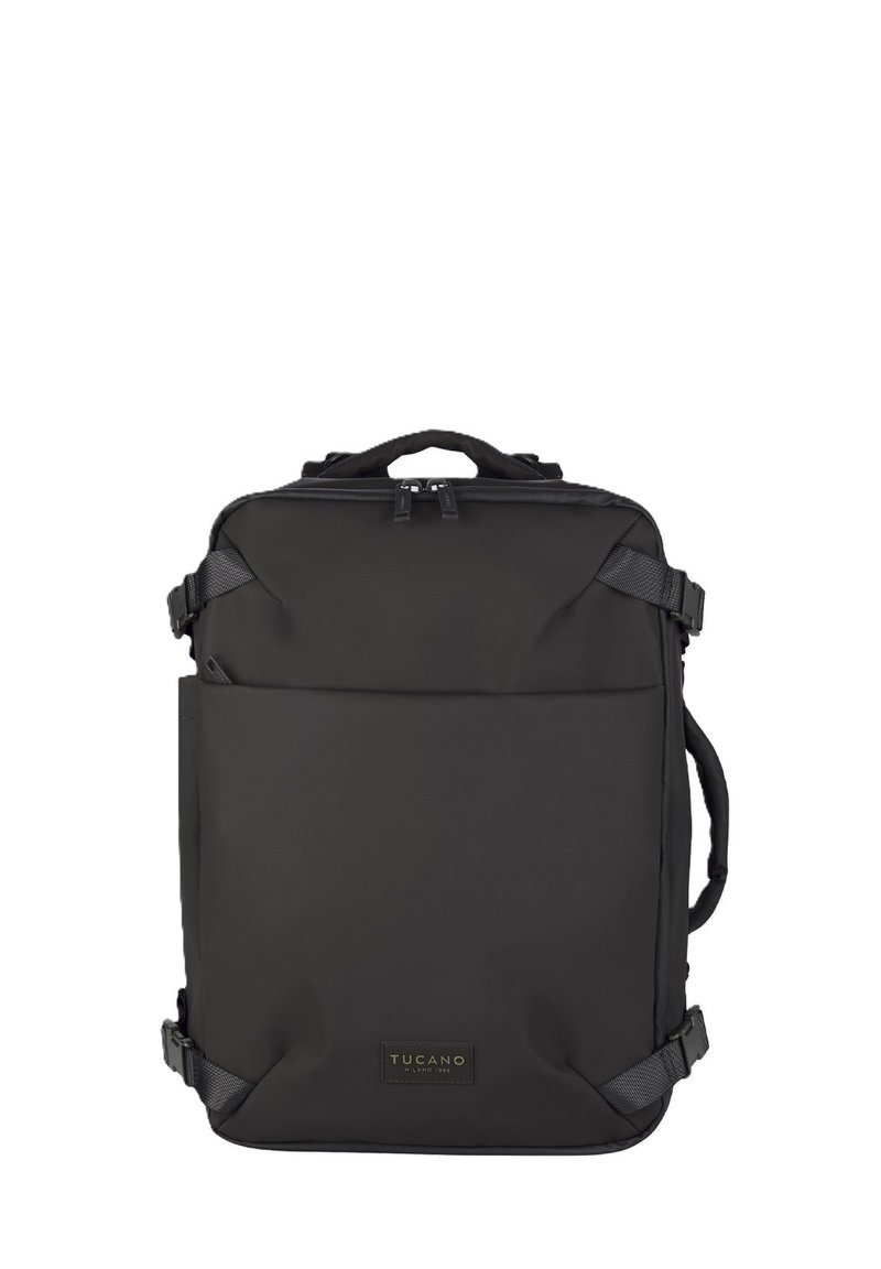 Zaino nero con forma rettangolare, realizzato in tessuto liscio, dotato di una tasca frontale, spallacci regolabili e un manico superiore.