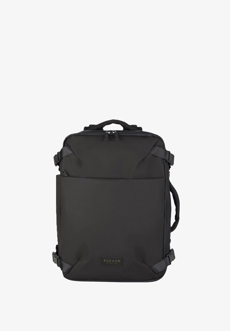 Zwarte rugzak met een rechthoekige vorm, gemaakt van zachte stof, met een voorvak, verstelbare schouderbanden en een handvat aan de bovenkant.