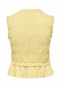 Blouse jaune sans manches avec tissu froncé, bords volantés aux épaules et à l'ourlet, vue de dos.