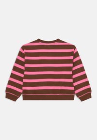 Brun genser med horisontale rosa striper, ribbede mansjetter og fald, rund hals, myk tekstur. Enkelt, klassisk design.