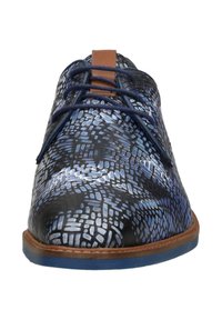 Blauwe en zwarte veterschoenen met een textuur geperst patroon, voorzien van een bruine leren accent op de tong en een blauwe Zool.