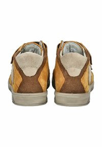 Zapatillas de ante marrones y beige con una correa de velcro, que presentan un diseño de colores en capas y una suela de goma para un mejor agarre.