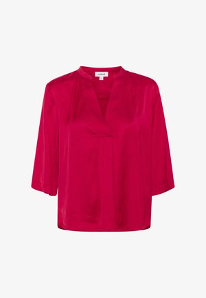 Blusa de satén magenta con escote en V, mangas 3/4 y corte suelto. Presenta un sutil pliegue central y una textura suave.