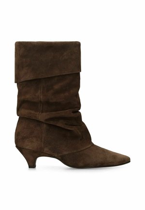 Botte mi-mollet en daim marron avec un design décontracté, bout pointu et petit talon kitten sur fond blanc.