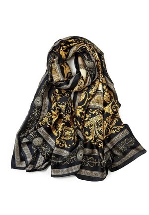 Pañuelo de seda negra con intrincados patrones barrocos florales y geométricos en oro y crema, doblado de manera suelta sobre fondo blanco.