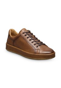Baskets en cuir marron avec une texture lisse, bout rond et lacets marron. Présentent un col rembourré et une semelle en caoutchouc profil bas.