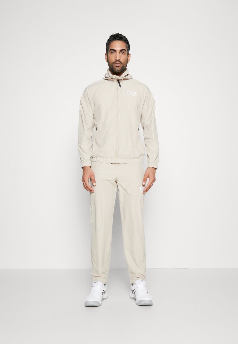 EA7 Emporio Armani TENNIS PRO SUIT UNLINED SET Tracksuit oxford tan